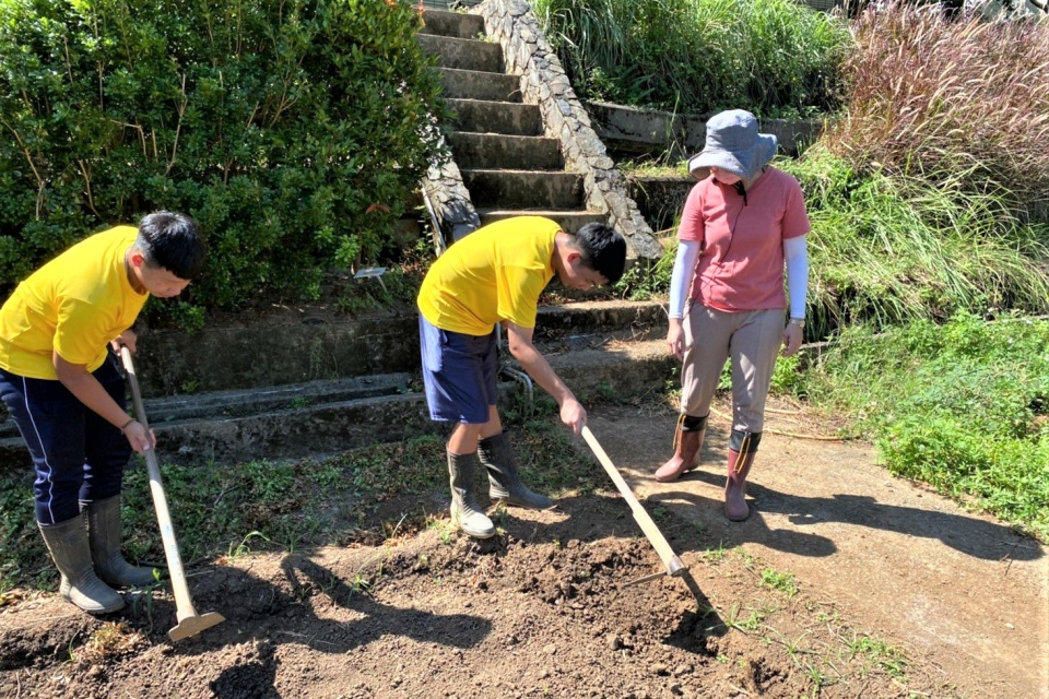 淡水商工園藝科三年級潘昱杰、謝豐駿選手為全國高級中等學校農業類競賽全力練習