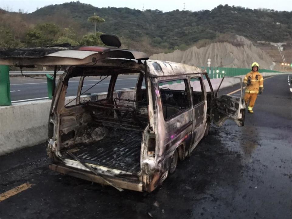 快新聞／國3南下中寮路段火燒車 駕駛乘客5人燒燙傷送醫