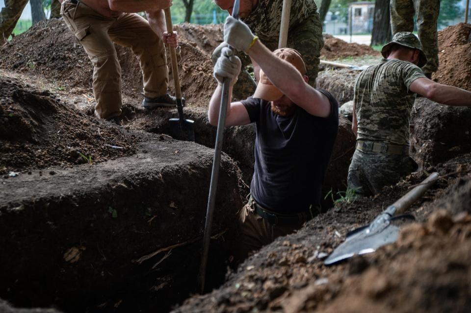 Ukrainian soldiers dig trenches on the front line in Donbas. <a href="https://www.gettyimages.com/detail/news-photo/ukrainian-soldiers-dig-trenches-as-the-frontline-continues-news-photo/1242761202?adppopup=true" rel="nofollow noopener" target="_blank" data-ylk="slk:Madeleine Kelly/SOPA Images/LightRocket via Getty Images;elm:context_link;itc:0;sec:content-canvas" class="link ">Madeleine Kelly/SOPA Images/LightRocket via Getty Images</a>