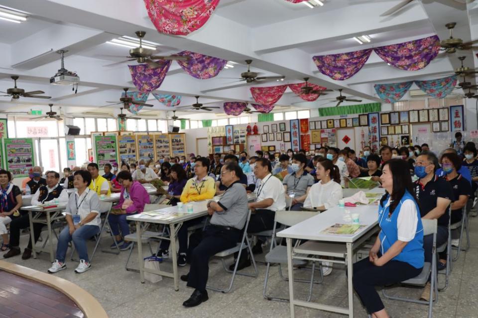 台中市議會民政委員會考察團二十九日上午參訪榮獲全國社區評鑑卓越獎的銅鑼鄉竹森社區，地方鄉親熱烈歡迎。（記者謝國金攝）