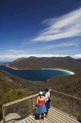 Parmi les métiers proposés par l’État de Tasmanie (Australie), il est possible d’être “organisateur d’huîtres”, avec ramassage, tri et nettoyage des coquillages au sein du parc national de Freycinet.. PHOTO CHRISTIAN KOBER/ROBERT HARDING/AFP