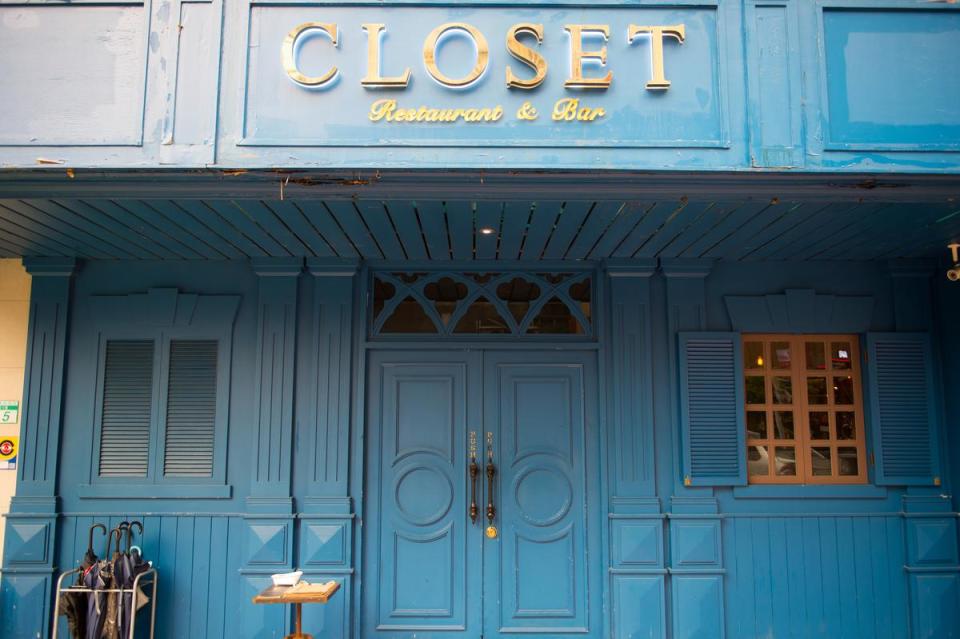 推開藍色大門，裡頭是可以說悄悄話的衣櫃，或是令人欣羨的世外桃源。