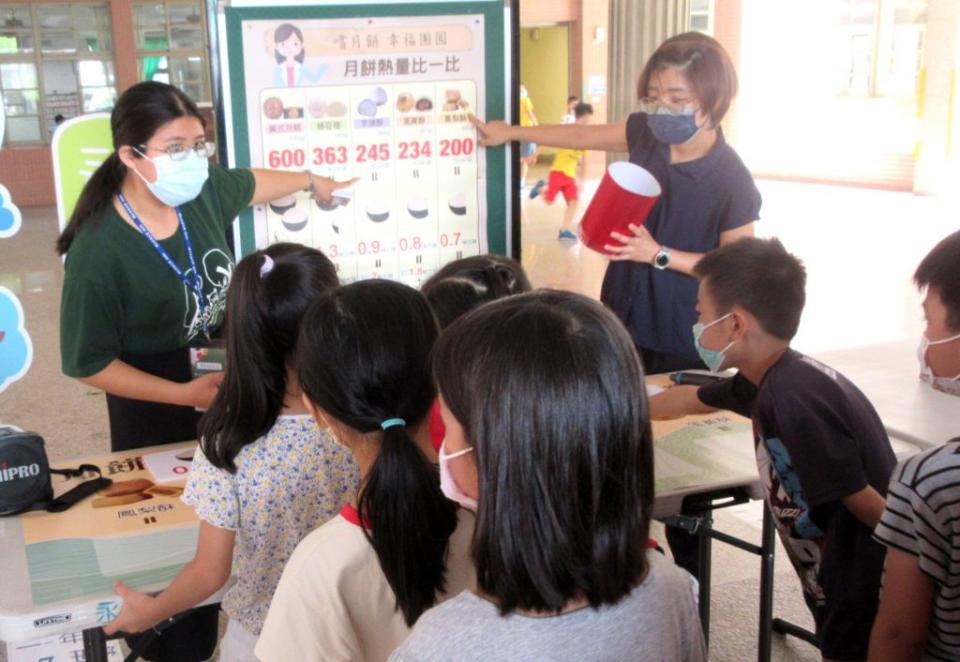 永康國小學童透過「月餅貼貼樂」闖關活動，了解市售月餅的種類及熱量。　（記者汪惠松攝）