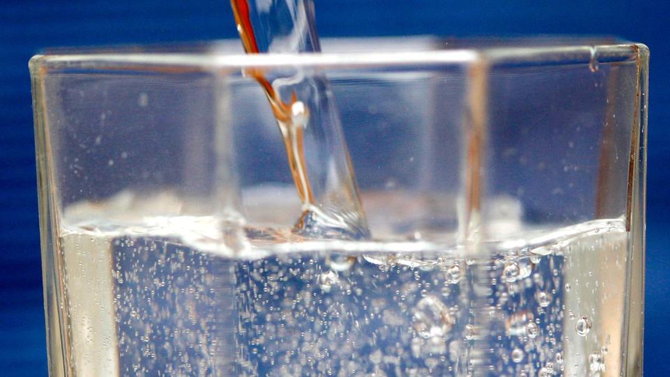 Beim Schlagwort «bio» erwarten Kunden ein unbehandeltes Wasser - mit dieser Begründung hat jetzt ein Gericht gegen Danone und ein Bio-Siegel für Mineralwasser entschieden.