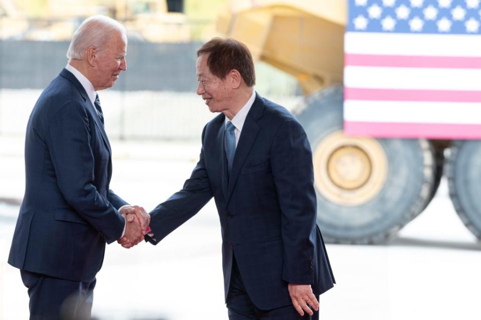 USA:s president Joe Biden tar hand med Mark Liu, ordförande för Taiwan Semiconductor Manufacturing Co. (TSMC), till höger, under en "First Tool-In"-ceremoni på TSMC-anläggningen under uppbyggnad i Phoenix, Arizona, USA, tisdagen den december. 6, 2022. TSMC tillkännagav idag planer på att öka sina investeringar i staten till 40 miljarder dollar och bygga en andra produktionsanläggning, efter att stora kunder uppmanat den taiwanesiska chiptillverkaren att bygga mer avancerade halvledare i USA. Fotograf: Caitlin O'Hara/Bloomberg via Getty Images