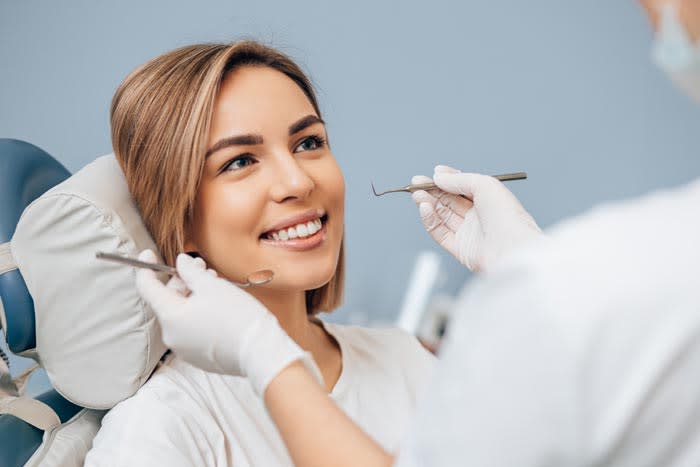 mujer en el dentista