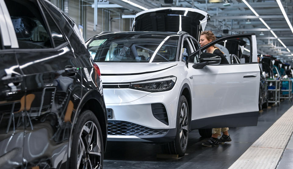 18 September 2020, Saxony, Zwickau: An employee at the Volkswagen plant in Zwickau completes a VW ID.4 Volkswagen produces the first purely electric SUV at the plant in Zwickau. The ID.3 is already rolling off the production line here. Of the 1.5 million electric vehicles of the brand planned annually until 2025, about 500,000 units are expected for the ID.4. Photo: Hendrik Schmidt/dpa-Zentralbild/ZB (Photo by Hendrik Schmidt/picture alliance via Getty Images)