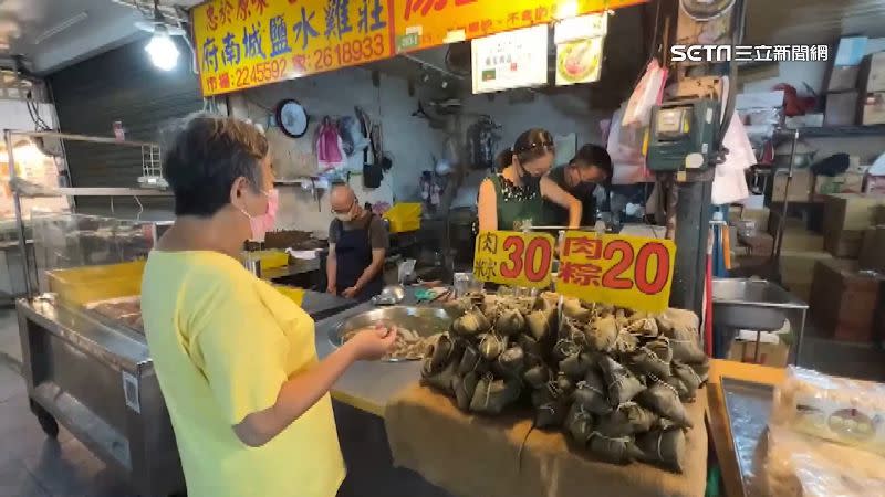 東菜市場根據客人的需求變化包的餡料。