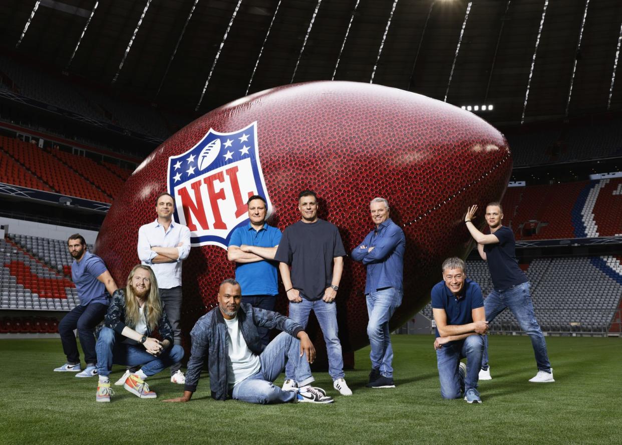 Haben viel geleistet, um American Football zum TV-Ereigenis zu machen (von links): Björn Werner, Christoph "Icke" Dommisch, Jonas Friedrich, Patrick Esume, Roman Motzkus, Carsten Spengemann, Jan Stecker, Uwe Morawe und Mattis Oberbach. (Bild: ProSieben / Benjamin Kis)