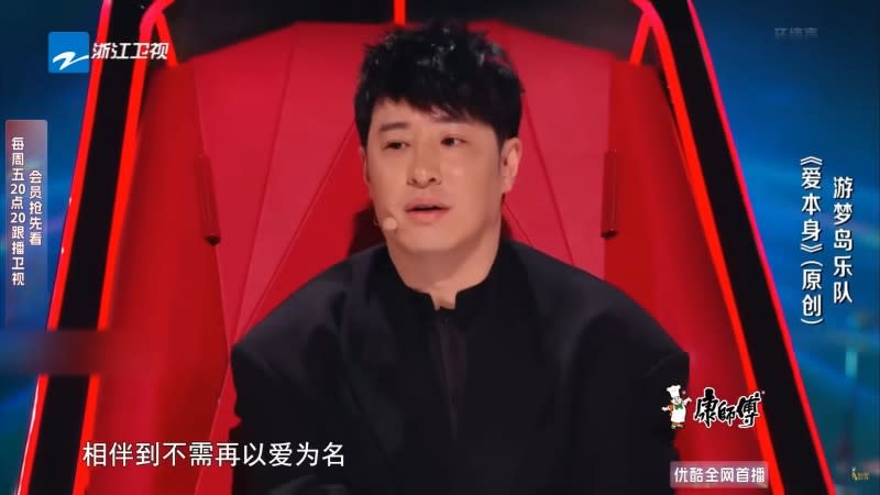 <cite>潘瑋柏明明沒有按鈴，下秒椅子卻自動轉動，他也嚇得愣了一下。（圖／翻攝自YouTube／中國好聲音官方頻道SING!CHINA Official Channel）</cite>