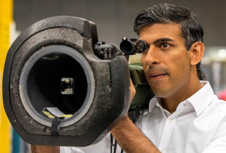 17 August 2022: Rishi Sunak looks at a NLAW anti tank launcher, supplied to Ukraine, during a campaign visit to Thales Defence System plant in Belfast, as part of his campaign to be leader of the Conservative Party and the next prime minister (PA)