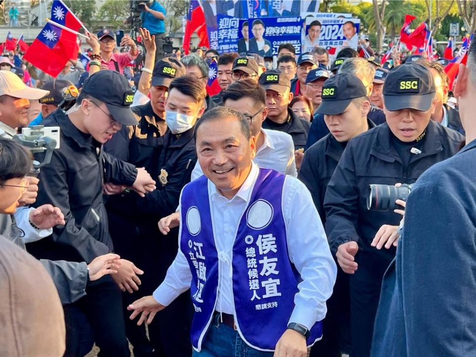 國民黨台中八選區立委江啟臣拚連任，26日成立競選總部，國民黨總統參選人侯友宜站台。（張亦惠攝）