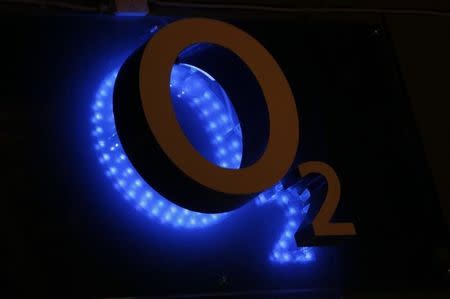 The logo of O2 Deutschland, the German daughter of Spain's Telefonica is seen at a store in Bonn, April 3, 2013. REUTERS/Wolfgang Rattay