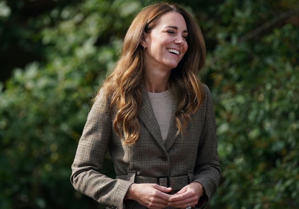 Ce mardi 21 septembre, la duchesse de Cambridge s’est rendue dans le comté de Cumbria, dans le nord-ouest de l’Angleterre. En tant que Air Commandant of the Royal Air Force Air Cadets, elle est allée à la rencontre des nouvelles recrues de la Royal Air Force et s’est adonnée avec eux à des activités en forêt. La femme du prince William, équipée d’une doudoune kaki et d’un legging de sport, n’a pas hésité à se lancer, lorsqu’on lui a annoncé qu’elle allait faire une descente en rappel. Un des cadets âgé de 13 ans a raconté son échange avec Kate Middleton au tabloïd anglais « Hello ! ». Il explique avoir discuté avec elle en attendant son tour pour l'escalade : « Elle était sur le point de descendre, j’étais le prochain dans la file alors elle m’a demandé si je voulais y aller avant elle. J’avais un peu peur donc j’ai décliné sa proposition. Elle a dit que si je le faisais, elle me retrouverait en bas juste après. » L’adolescent ajoute : « Je pense qu'elle était très gentille. Même si elle est une altesse royale, elle fait toujours des choses que les gens normaux font. » La duchesse a ensuite enfilé un casque pour une balade en VTT avec le groupe. L’occasion d’explorer les bords du lac Windermere et de célébrer la réouverture du centre d’entraînement des cadets de l’Air, le « Windermere Adventure Training Centre ».A lire aussi : Mariage royal : Carole et Michael Middleton, la bonne fortune des parents de KateUne journée riche en émotionsPour la suite de la journée, la doudoune de Kate Middleton a été remplacée par une veste blazer. La mère des princes George, Charlotte et Louis a rejoint une excursion en bateau avec deux des « enfants de Windermere ». Ce nom désigne un groupe de 300 enfants juifs, rescapés des camps en 1945. Ils ont été transportés de Prague jusqu’à la Grande-Bretagne pour reprendre une vie normale. « À la suite des atrocités subies dans les camps de concentration en 1945, un groupe de 300 enfants survivants de l’Holocauste est venu ici, dans le Lake District, pour guérir du traumatisme de leur enfance », explique la duchesse de Cambridge sur son compte Twitter. « C’était si puissant d’entendre comment leur séjour dans les lacs, profitant des loisirs de plein air, du sport et de l’art-thérapie, leur a permis de commencer à reconstruire leur vie et, éventuellement, leur famille ici, au Royaume-Uni », a-t-elle écrit.