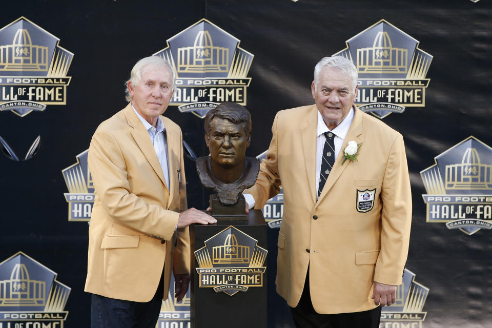 Mick Tingelhoff poses with his bust along with presenter Fran Tarkenton in 2015