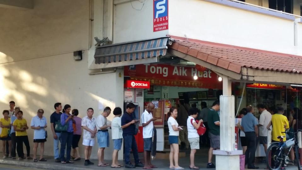 The line at the Tong Aik Huat outlet at Hougang Street 61. According to Singapore Pools, the outlet has produced the most winning tickets (eleven) since October 2014, a title it shares with the Singapore Pools Bukit Batok central branch. Photo: Yahoo Newsroom