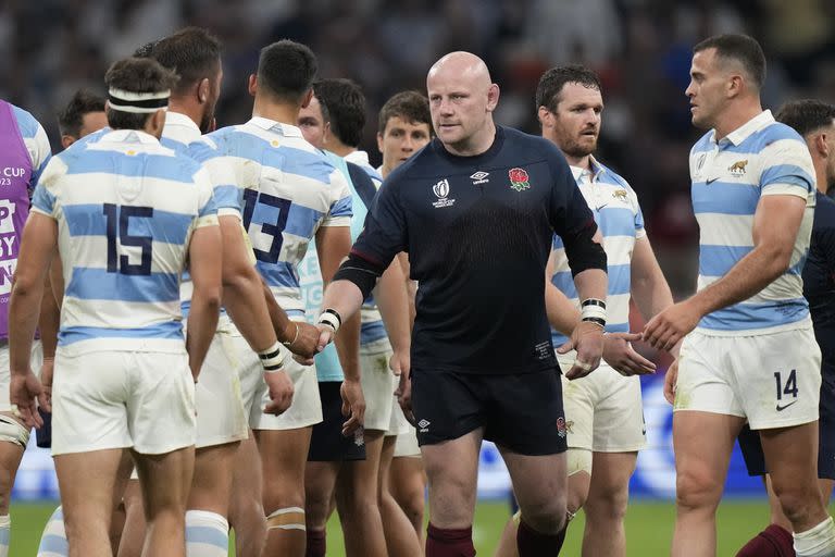 El saludo de Dan Cole con los jugadores argentinos, después de la estrepitosa caída en Marsella