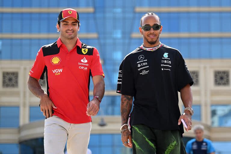 Sainz camina con Lewis Hamilton en el circuito de Bakú, Azerbaiyán; el español será reemplazado por el séptuple campeón británico en Ferrari en 2025.