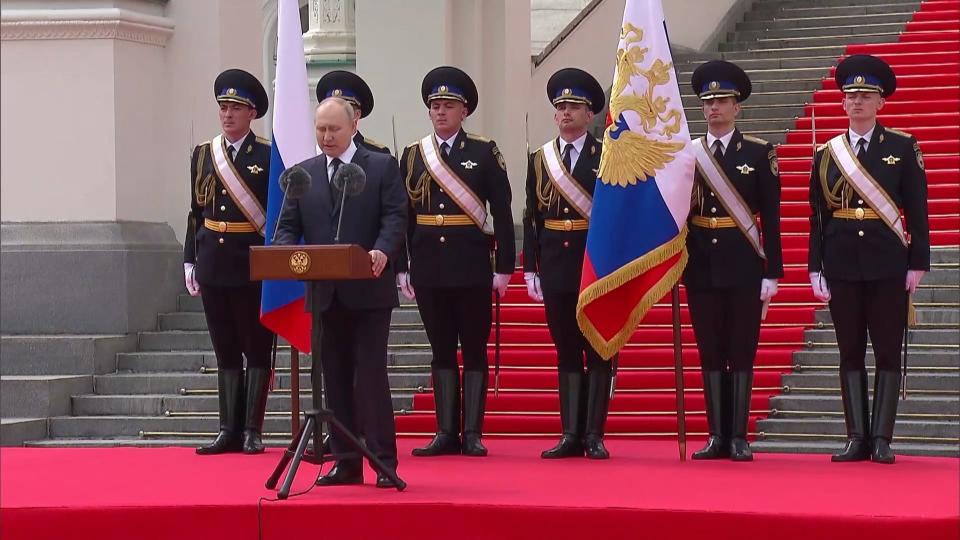 俄羅斯總統普丁在兵變後首度公開露面，帶頭向在瓦格納叛變殉職的俄軍飛行員，默哀一分鐘。（路透社）