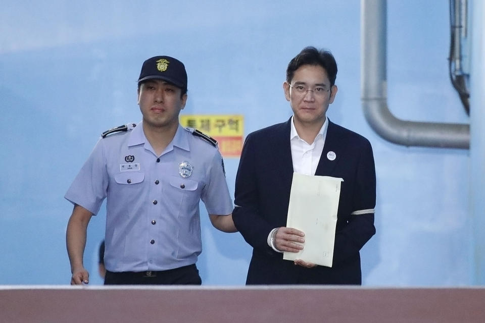 Lee Jae-yong, Samsung Group heir, leaves after his verdict trial at the Seoul Central District Court in Seoul, South Korea August 25, 2017. Lee was handed down 5 years jail sentence while prosecutors sought a 12-year in prison. REUTERS/Chung Sung-Jun/Pool