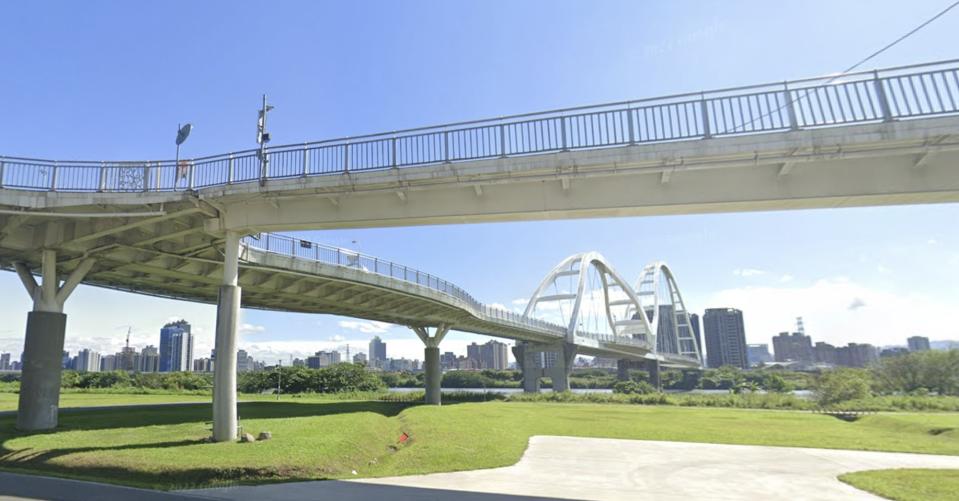 ▼受到強震影響，新北市「新月橋」也吊索出現鬆脫狀況。（圖／翻攝自Google map）