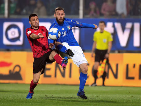Football Soccer - Italy v Albania - World Cup 2018 Qualifiers - Group G - Renzo Barbera stadium, Palermo, Italy - 24/3/17. Italy's Daniele De Rossi and Albania's Ledian Menushaj in action. REUTERS/Alberto Lingria