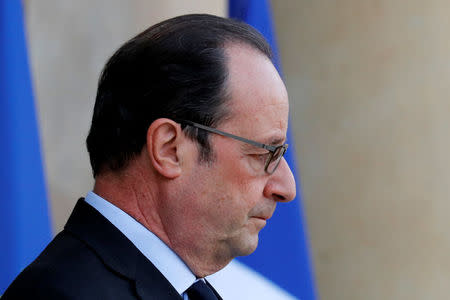 French President Francois Hollande waits for guests to leave the Elysee Palace in Paris, France, November 28, 2016. REUTERS/Philippe Wojazer