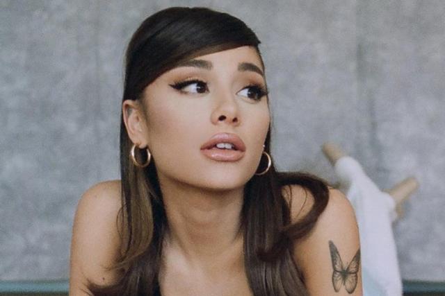 De la pasarela a su cuerpo: Ariana Grande estrena uno de los 'looks' más  eléctricos de Versace