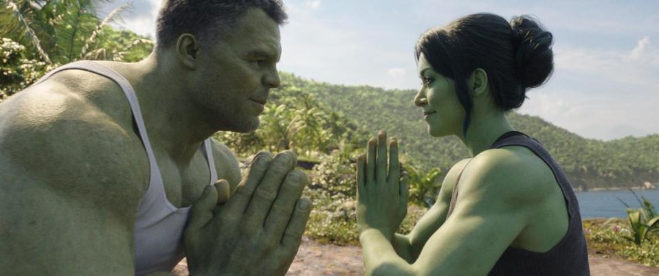 馬克魯法洛（左）扮演的綠巨人浩克，跟塔緹安娜瑪斯蘭尼（右）飾演的女浩克，互相較勁。（Disney+提供）