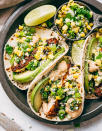 <p>Le combo idéal : poulet, maïs, jalapenos, coriandre, avocat et tortillas bien sûr ! </p><p>Découvrir la recette <a href="https://littlespicejar.com/mexican-street-corn-chicken-tacos/" rel="nofollow noopener" target="_blank" data-ylk="slk:ici;elm:context_link;itc:0;sec:content-canvas" class="link ">ici</a></p><br>