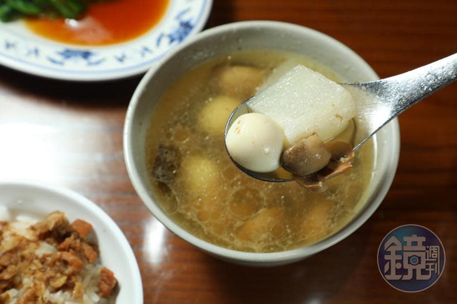 在小吃店很少見的「菘茸鳥蛋湯」，喝起來素淨清甜，有蘑菇的香氣。（60元／碗）
