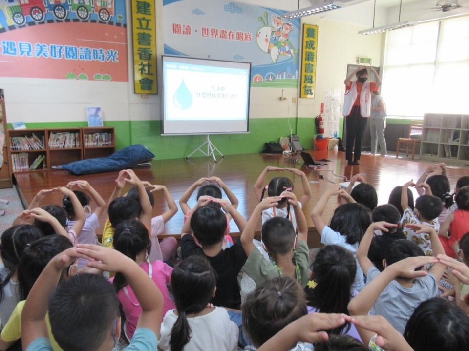 ▲高雄市鳳山非營利幼兒園參與水資源行動課程，透過影片了解全球水資源缺乏現況。