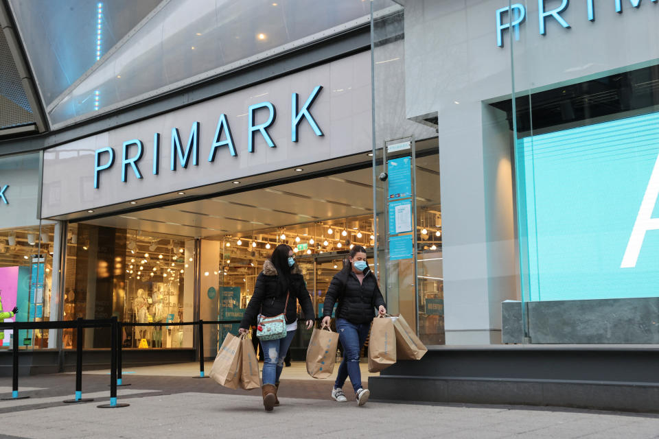 FOTO DE ARCHIVO: Clientes a la salida de una tienda de Primark en Birmingham, Reino Unido. 12 de abril de 2021. REUTERS/Carl Recine