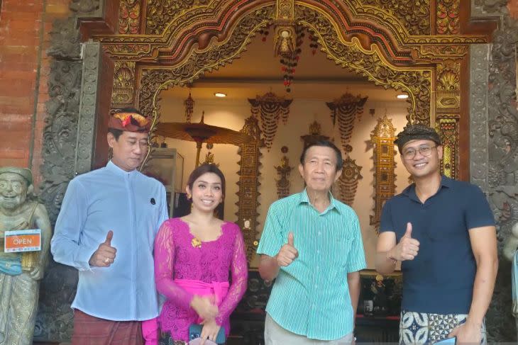 Anggota DPD Made Mangku Pastika (kanan) berfoto dengan I Made Sukma Swacita, pemilik usaha KamasanBali dalam kunjungan kerjanya di Klungkung, Senin (2/5/2022). ANTARA/Ni Luh Rhismawati.<br>