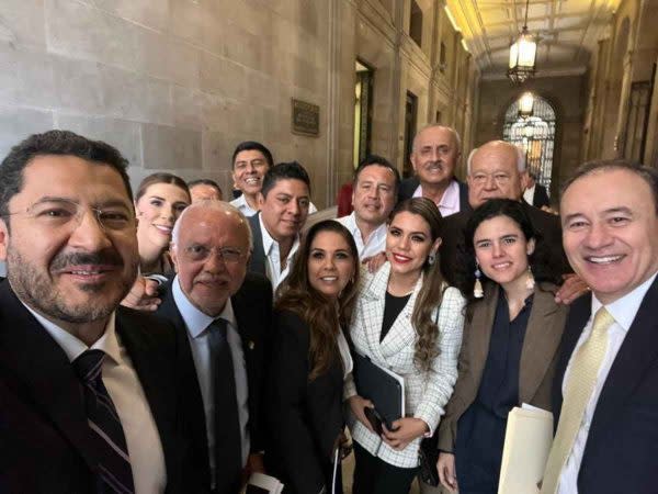 Alfonso Durazo, gobernador de Sonora, compartió esta imagen tras la reunión en Palacio Nacional para acordado construir el “padrón nacional de personas desaparecidas” solo con gobernadores de Morena.