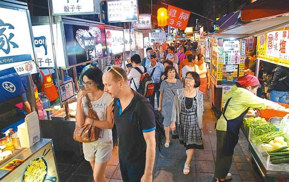 網友分析南機場夜市和寧夏夜市雖然沒有捷運優勢，但憑著管制妥當，加上商品價格相對較低，自然而然保有一定人流。（圖為寧夏夜市，本報系資料照）