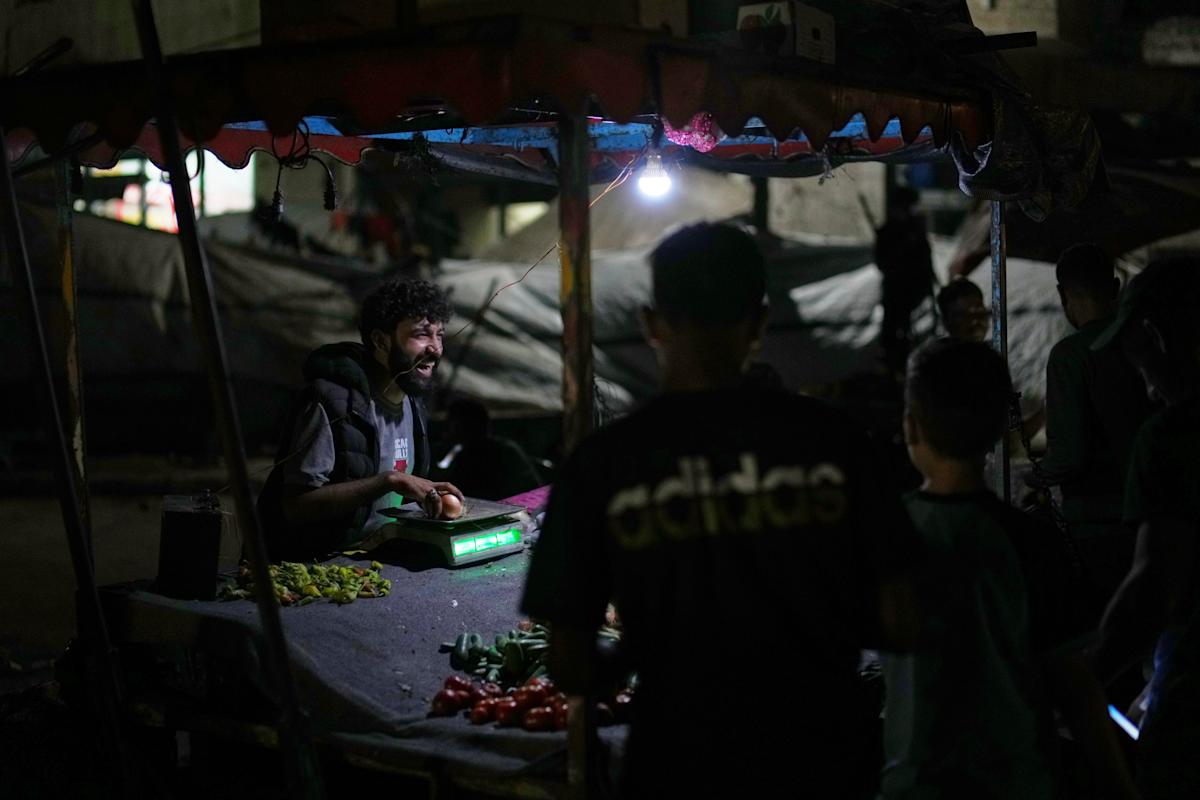 New Photo - Photos show daily life for displaced Palestinians