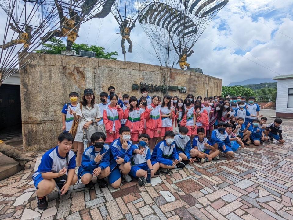 汐止、重慶、三和、三峽等四所國中參觀朱銘美術館。   圖：新北市教育局提供