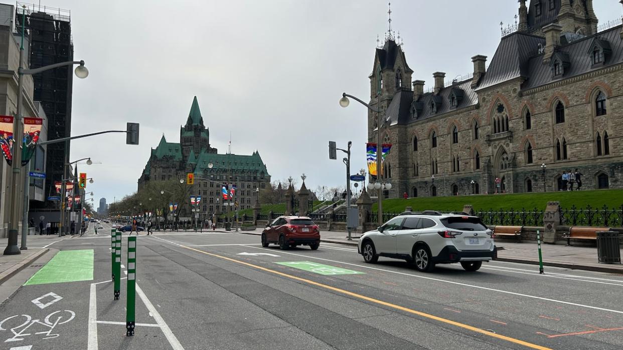 Vehicles travel along Wellington Street in Ottawa on April 28, 2023, soon after it was reopened to traffic. The street was blocked off for more than a year following the 2022 convoy protest. (Andreanne Apablaza Francoeur/Radio-Canada - image credit)