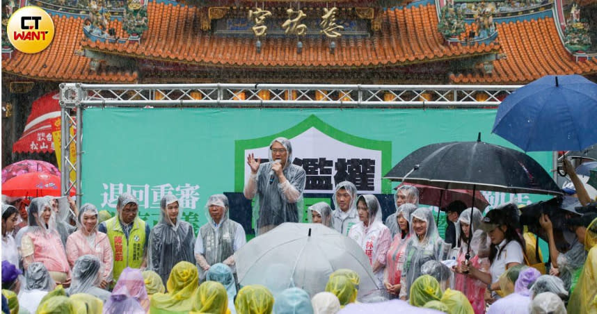 民進黨秘書長林右昌出席「反濫權 護民主」台北場，在大雨中向民眾演說。（圖／黃耀徵攝）