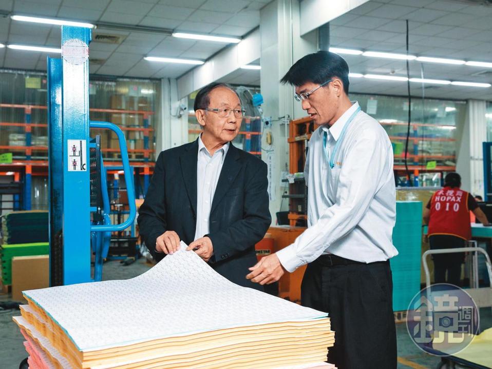 郭聰田（左）曾平均半年研發1款造紙助劑，成為亞大型紙廠心目中的紙醫師。