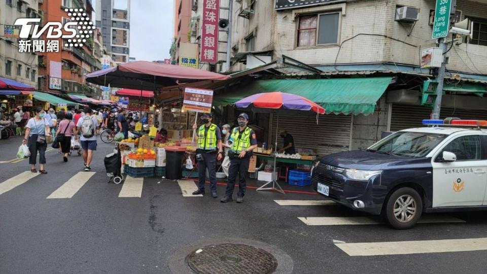 濱江市場必須降載，從今日開始週一到週五原本是身分證字號自主分流，現在要改為強制分流。（圖／TVBS）