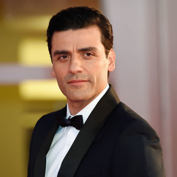 Oscar Isaac on the red carpet of the movie 