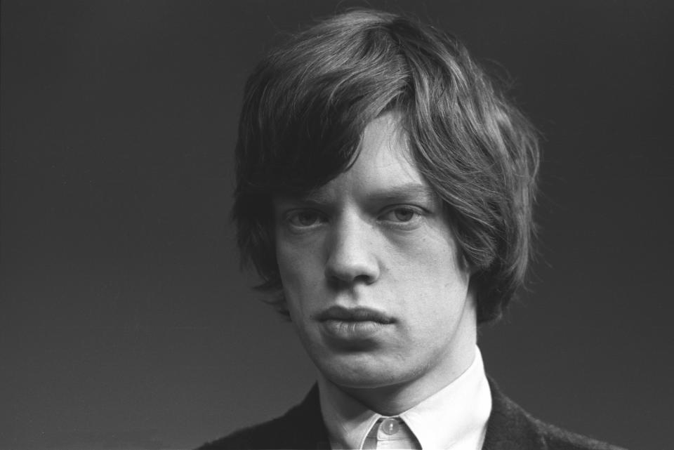 UNITED KINGDOM - JANUARY 01:  Photo of Mick Jagger portrait; Rolling Stones Mick Jagger in thoughtful mood, takes time out from group photo session, London, 1963  (Photo by John Hoppy Hopkins/Redferns)
