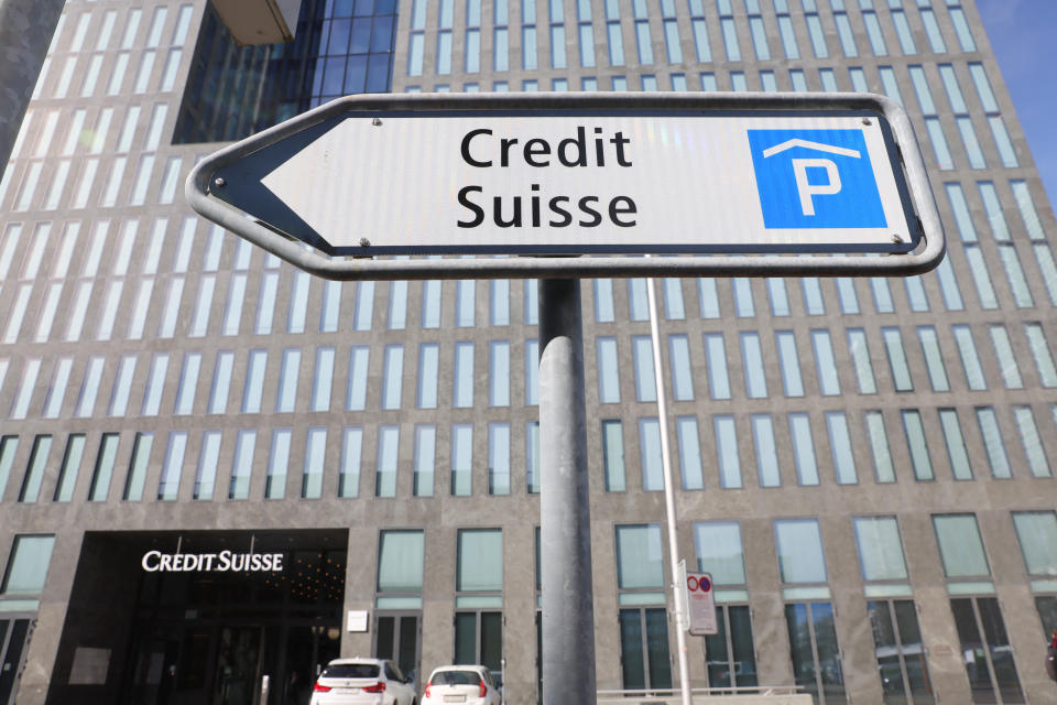 Вывеска швейцарского банка Credit Suisse перед офисным зданием в Цюрихе, Швейцария, 16 марта 2023 г. REUTERS/Denis Balibouse