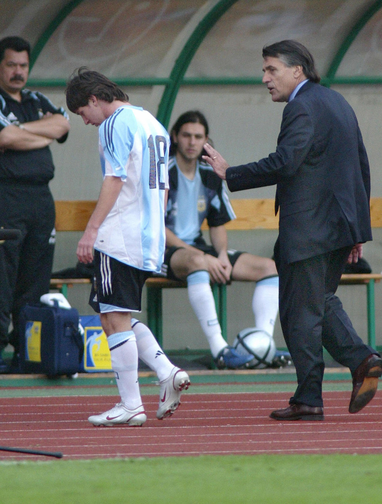 Messi, siendo consolado tras ser expulsado en su primer partido con Argentina. | Foto: Getty