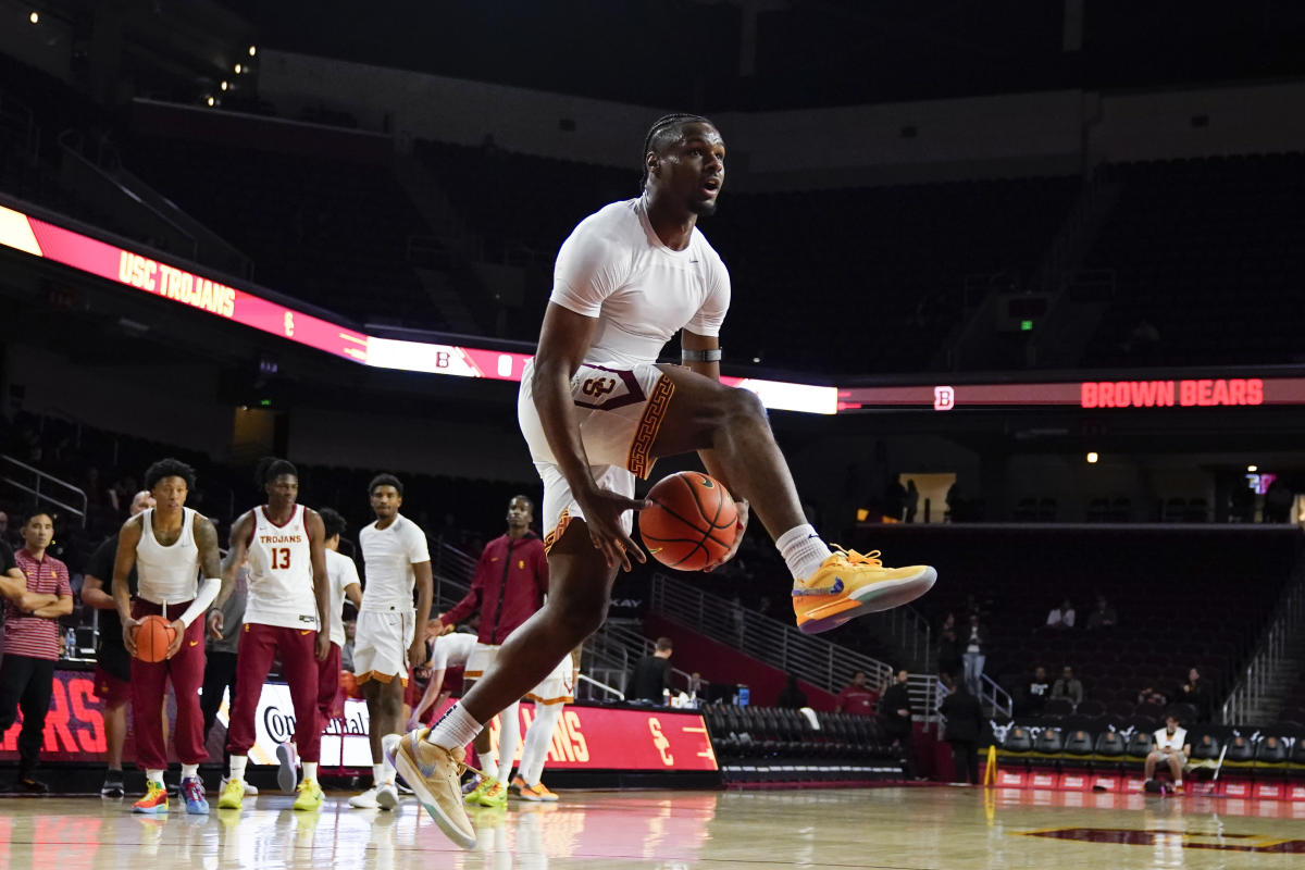 Bronny James s’échauffe avec le numéro 16 de l’USC avant de vaincre Brown au milieu de sa convalescence après un arrêt cardiaque