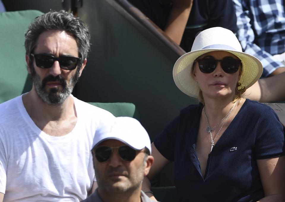 Emmanuelle Béart se marie pour la deuxième fois le 21 septembre 2018. Cette fois-ci, l'heureux élu est Frédéric Chaudier. Cette union s'est déroulée à la mairie du 6e arrondissement de Paris. Le lendemain, une cérémonie religieuse a eu lieu près de Saint-Tropez. C'est la première fois que l'actrice se mariait religieusement. Dans la foulée, les mariés et les invités ont célébré cet événement dans un restaurant sur une plage de Ramatuelle. (Crédit Getty)