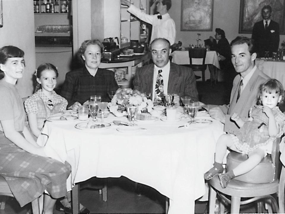 Natalie and Lana Wood’s family at a Russian restaurant. From left to right: their mother Maria Zudilova, Natalie Wood, Natalie’s godmother Helen Loy, Loy’s husband, Natalie and Lana’s father Nicholas Zacharenko, and Lana Wood (Lana Wood)