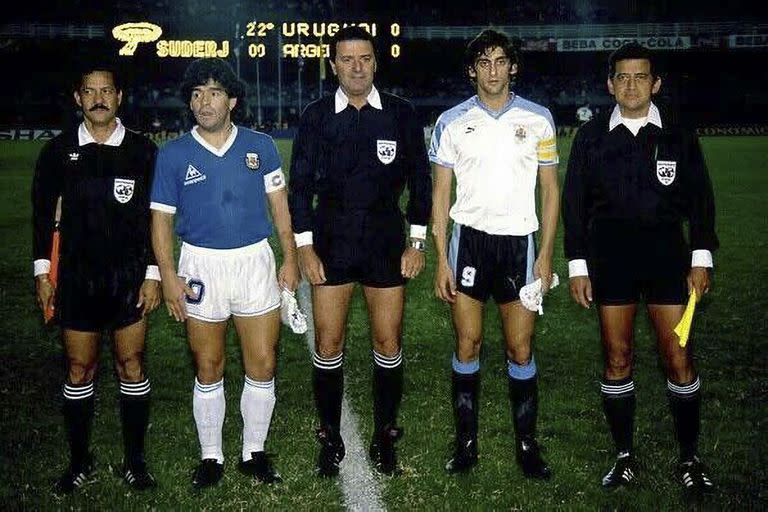 Argentina vs. Uruguay -  Copa América 1989; una gran foto con Diego Maradona y Enzo Francescoli como capitanes en la previa del encuentro